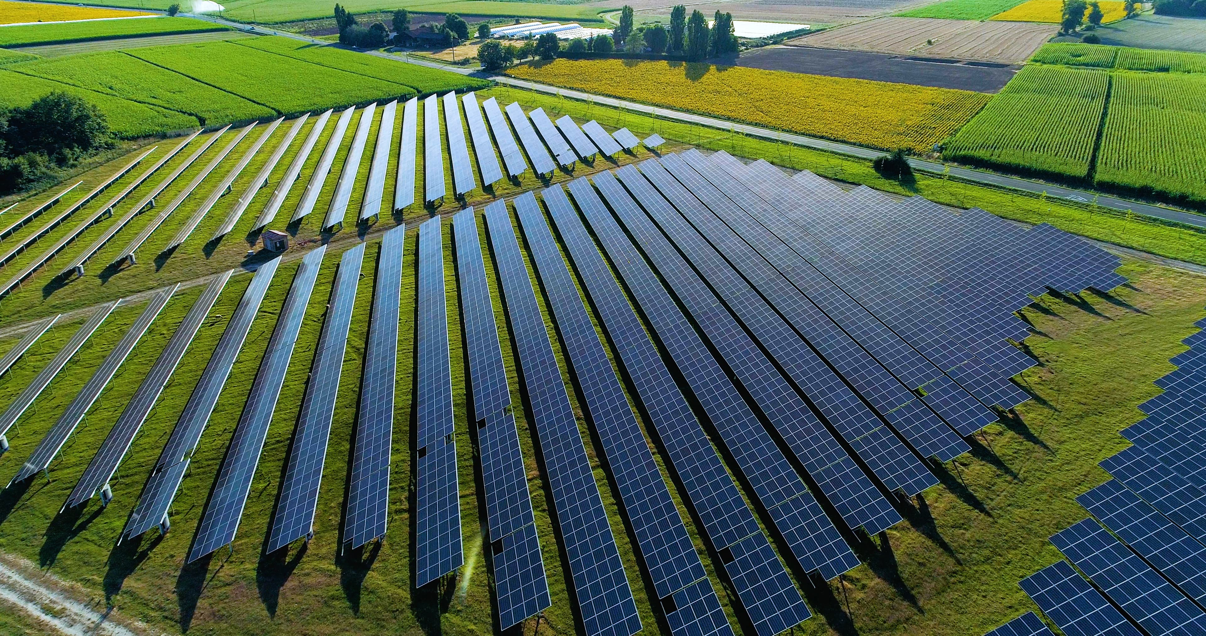 Vista aérea de granja solar fotovoltaica