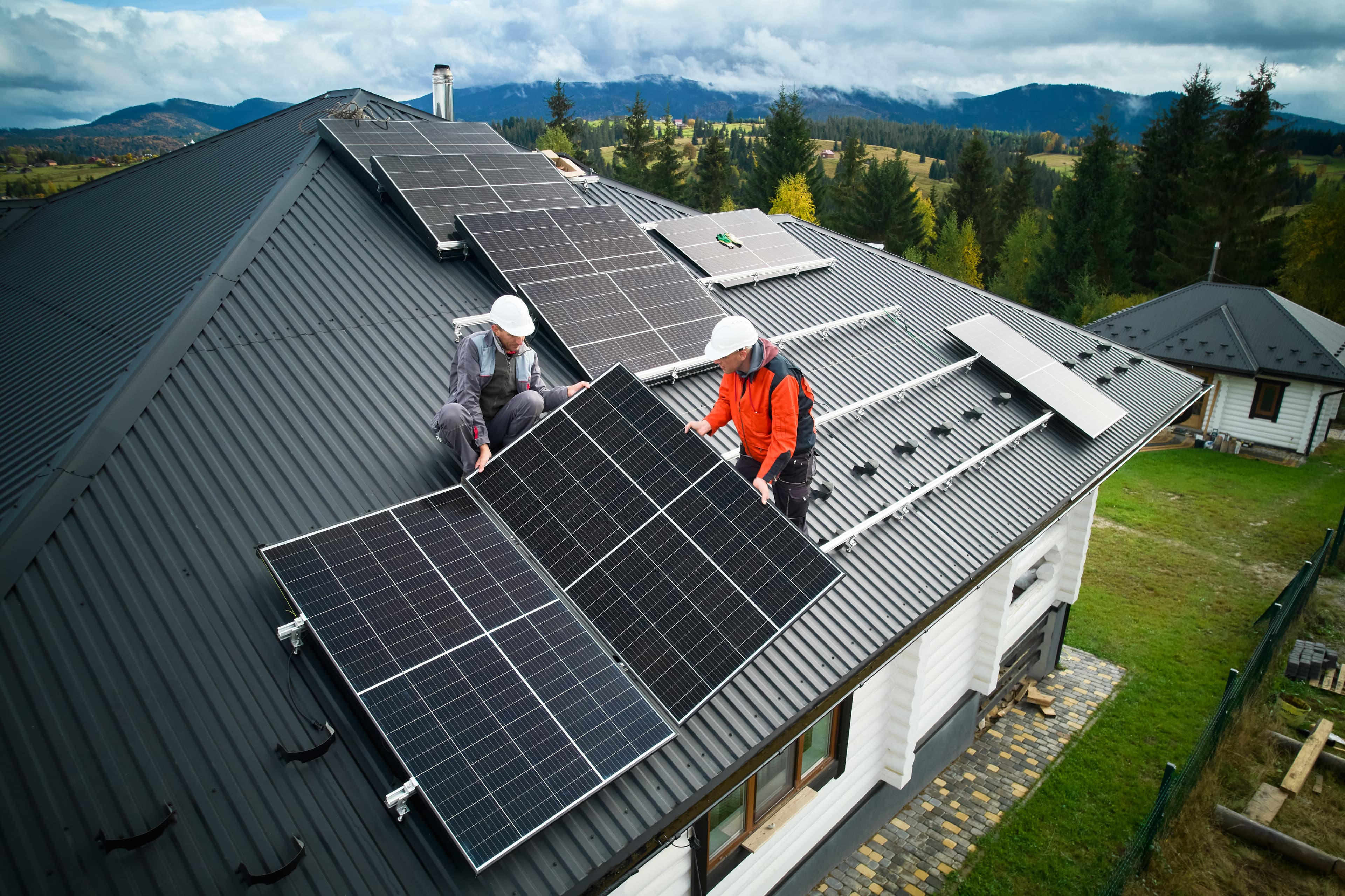 Instaladores montando panel solar en techo